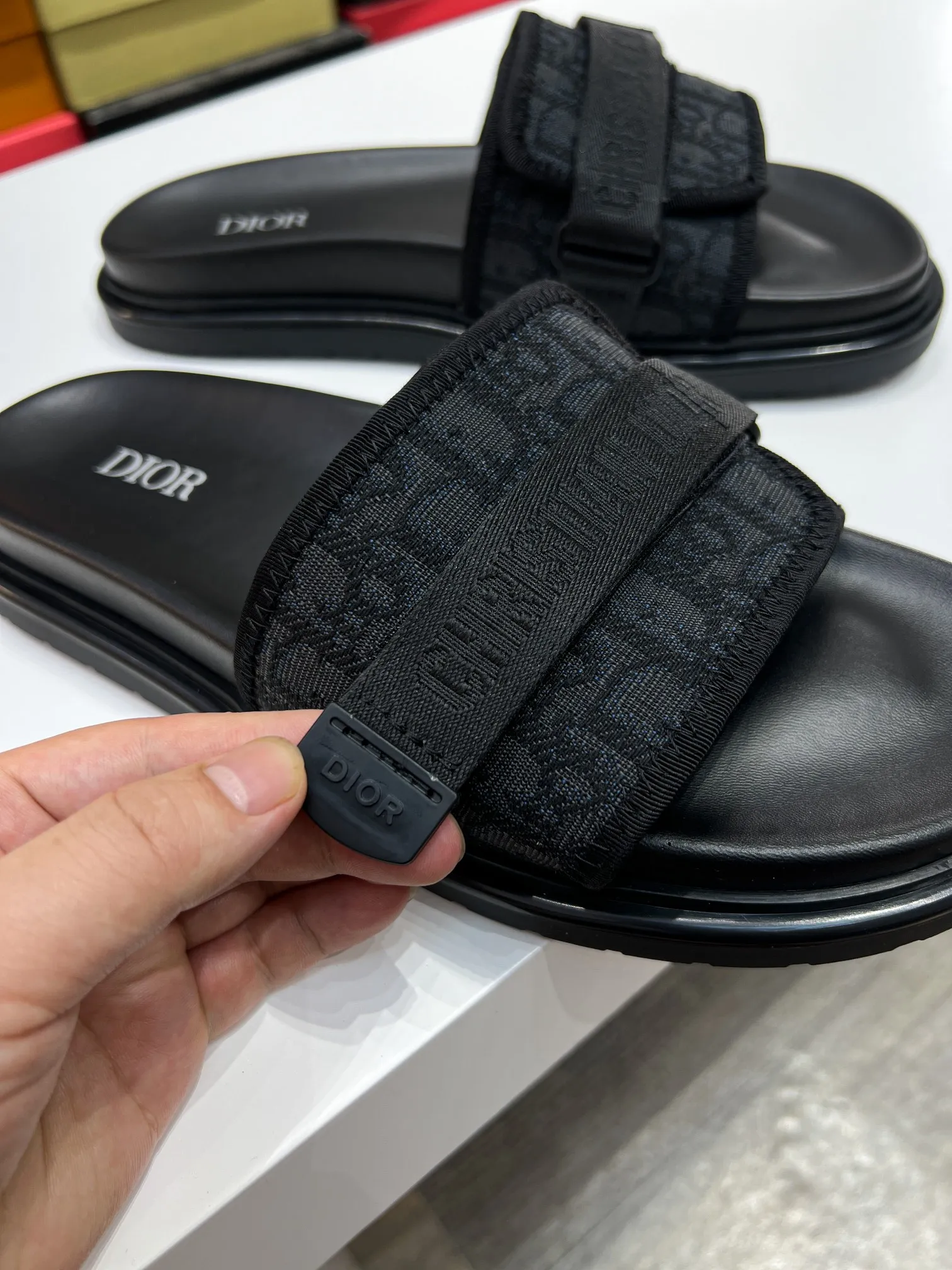 Men's men's shoes💰320【DIOR】🐝🐝Top version. 2024ss Dior’s latest men’s slippers are a must-have. Dior Alias ​​Men's Genuine Leather Slippers This summer new Alias ​​sandal embodies a casual and elegant style. Carefully crafted from grained cow leather and Oblique printed fabric, with cowhide lining! Cross-strap design with metal-clad brass CD Diamond logo. The imported cowhide leather and rubber sole adds sophistication and comfort, while Oblique print-effect anti-slip panels add style. Size39-44 (customized at 38.45)